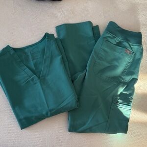 Figs Women's Scrub Top & Pants Set